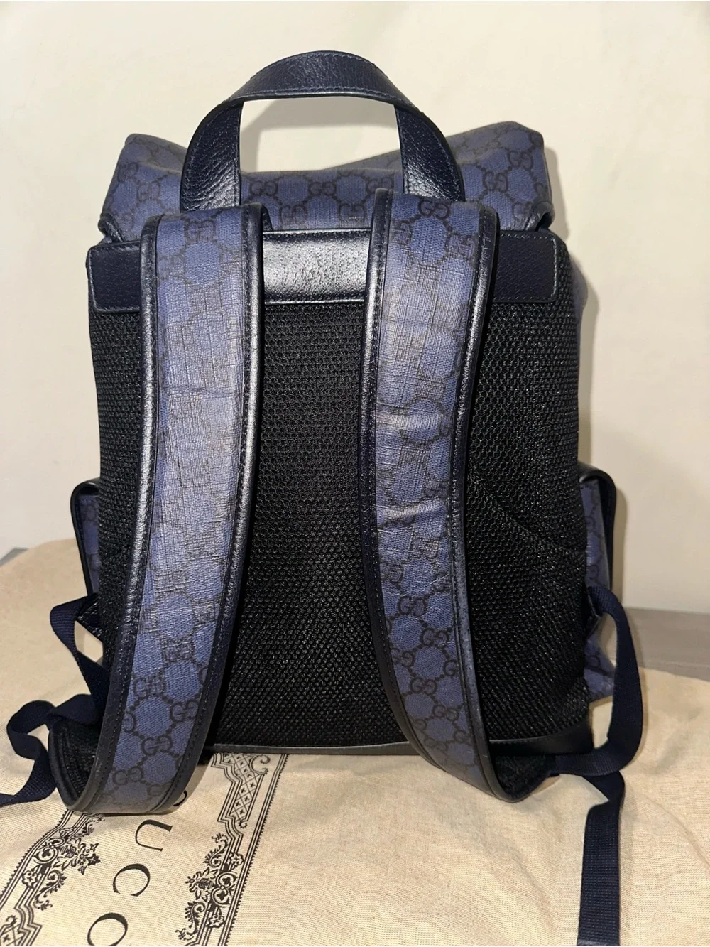 Gucci signature gg